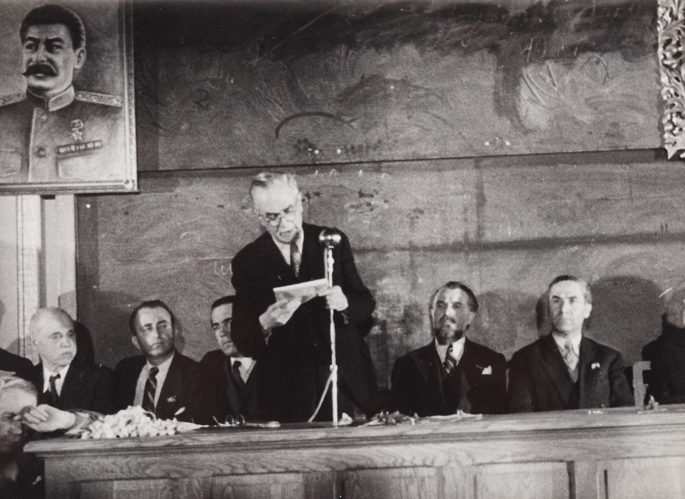 Lot format din 4 fotografii ilustrând vizite de propagandă ale liderului socialist Ștefan Voitec, Iași, 1945