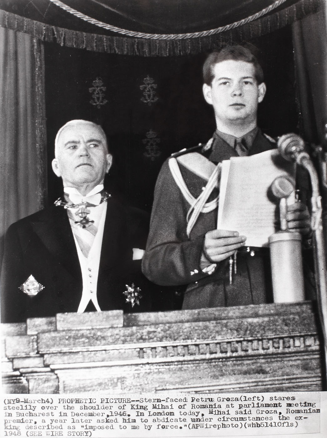Fotografie de presă ilustrându-i pe Regele Mihai I şi dr. Petru Groza, în Parlament, cu un an înainte de abdicare, 1946