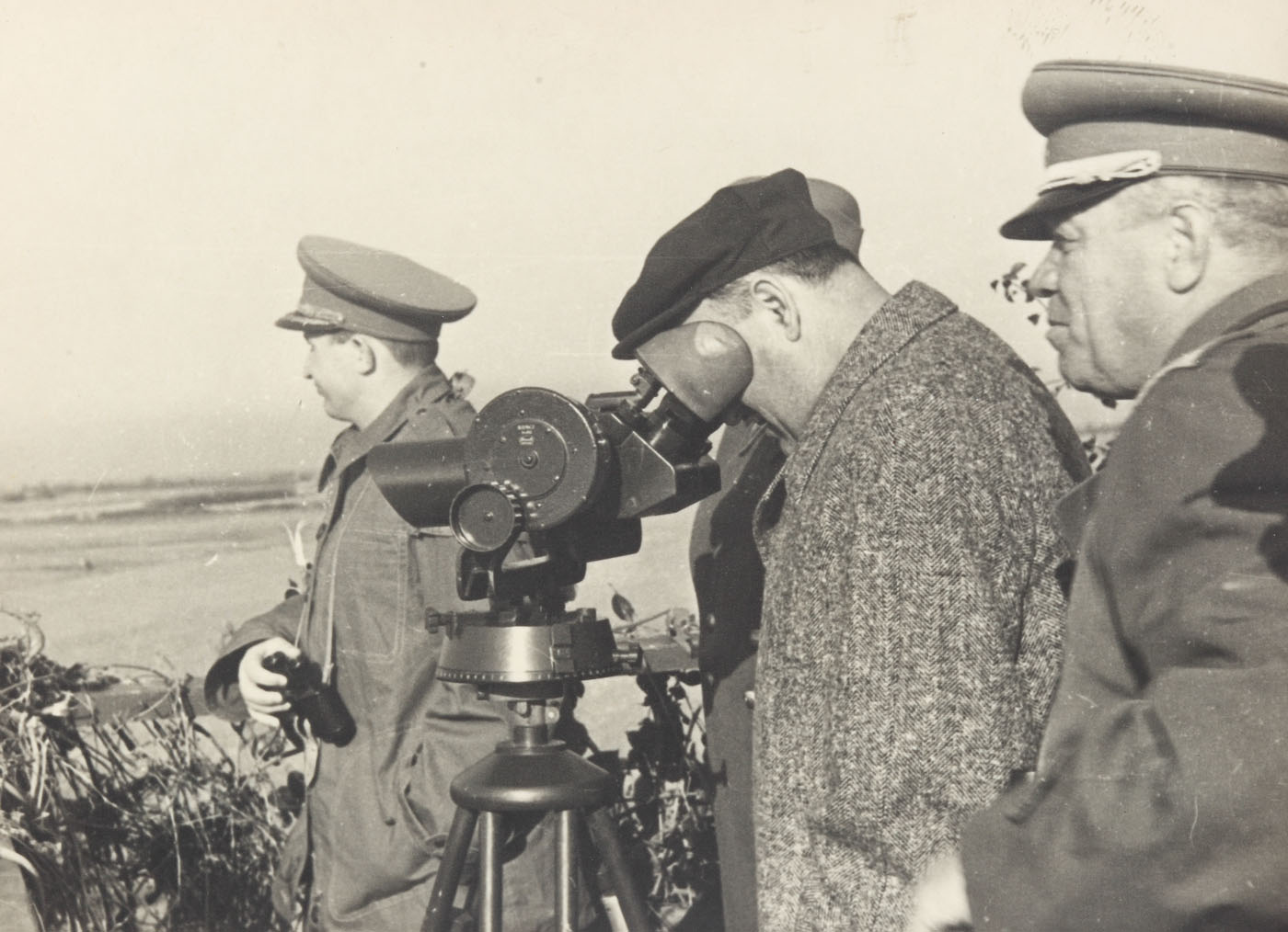 Fotografie de colecţie, reprezentându-l pe Nicolae Ceauşescu în contextul unor manevre militare, în uniformă de general-locotenent, cca. 1952-1955