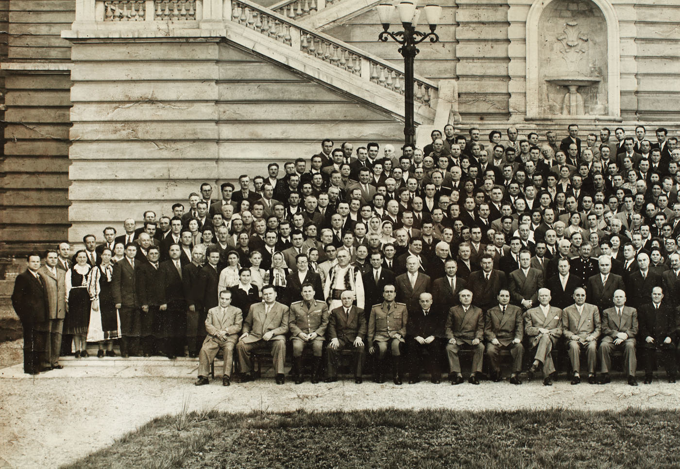 Fotografie cu membrii Marii Adunări Naționale, 1954
