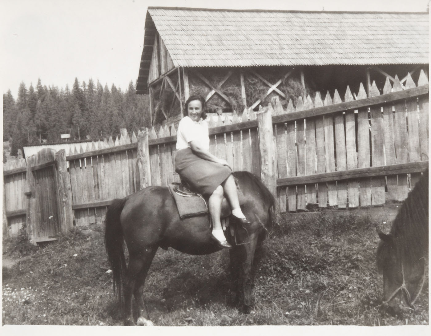 Fotografie privată, de colecţie, reprezentând pe Elena Ceauşescu într-un moment de relaxare, 1959