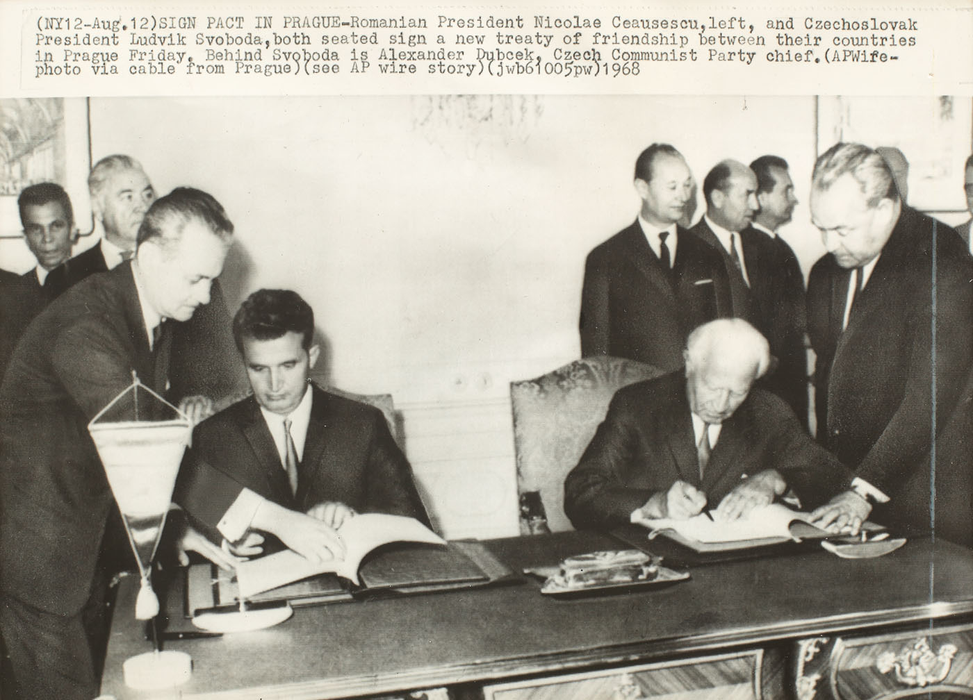 Fotografie de presă înfăţişându-l pe Nicolae Ceauşescu alături de Ludvik Svoboda (Președintele Cehoslovaciei în perioada "Primăverii de la Praga"), semnând un tratat de prietenie între cele două țări, Praga, 1968