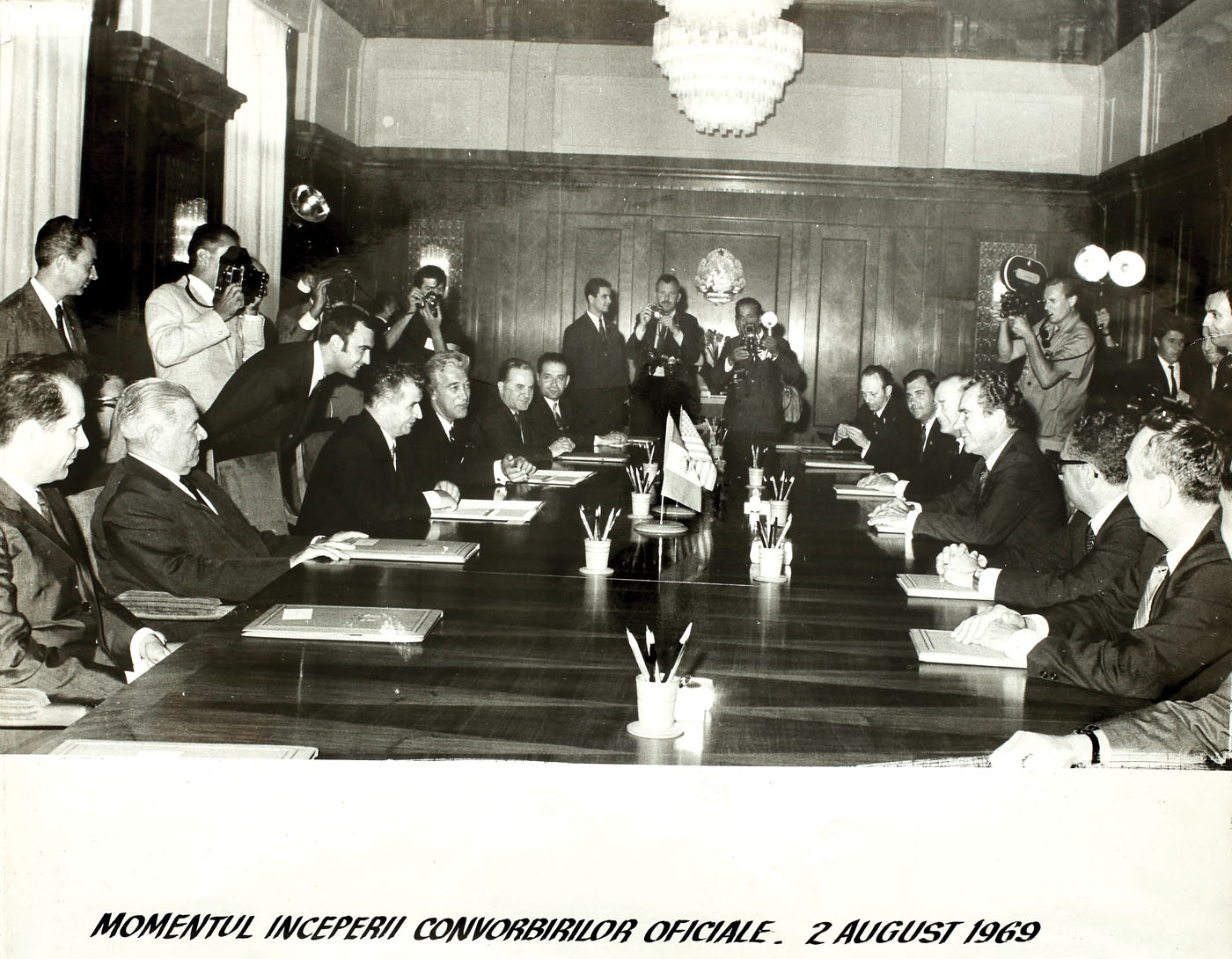 Fotografie surprinzând momentul începerii convorbirilor oficiale între Nicolae Ceauşescu şi Richard Nixon, 2 august 1969