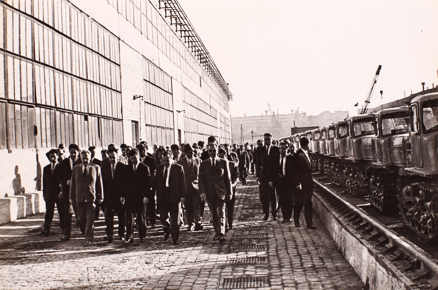 Lot format din două fotografii de presă reprezentându-l pe Nicolae Ceaușescu în timpul unei vizite oficiale la Brăila, pe un şantier de locuinţe şi o vizită de lucru la o întreprindere din ţară anii 1970