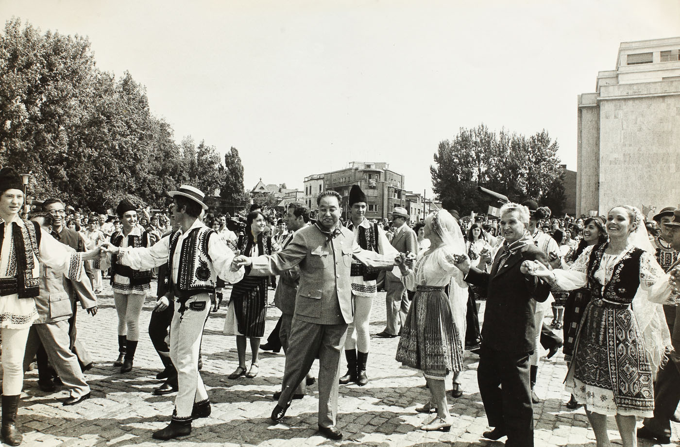 Lot format din două fotografii ilustrând vizita preşedintelui Republicii Populare Chineze, Hua Kuo-Feng, 16 august 1978