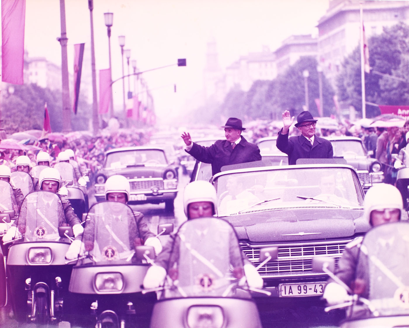 Fotografie reprezentându-l pe Nicolae Ceauşescu într-o vizită oficială în R.D.G., alături de Preşedintele Erick Honecker