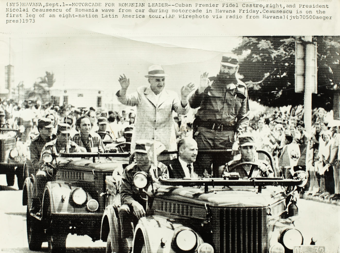 Fotografie de presă ilustrându-l pe Nicolae Ceauşescu alături de Fidel Castro, Havana, septembrie 1973