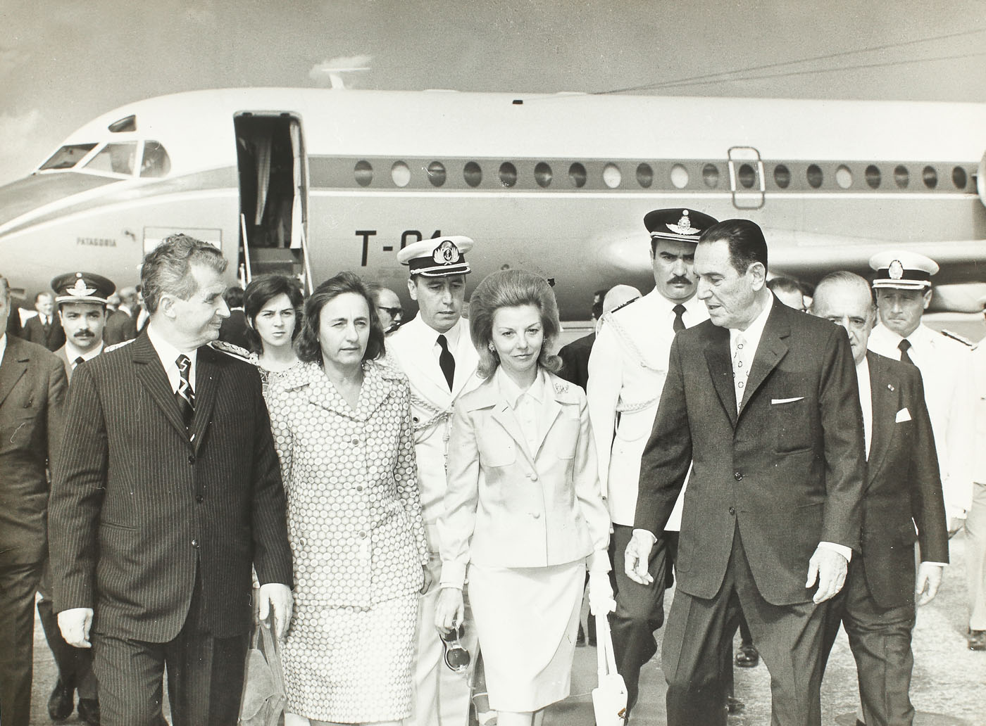 Fotografie de presă înfăţişându-i pe Nicolae și Elena Ceauşescu alături de preşedintele Juan Perón şi Isabel Perón, în vizita oficială în Argentina, martie 1974