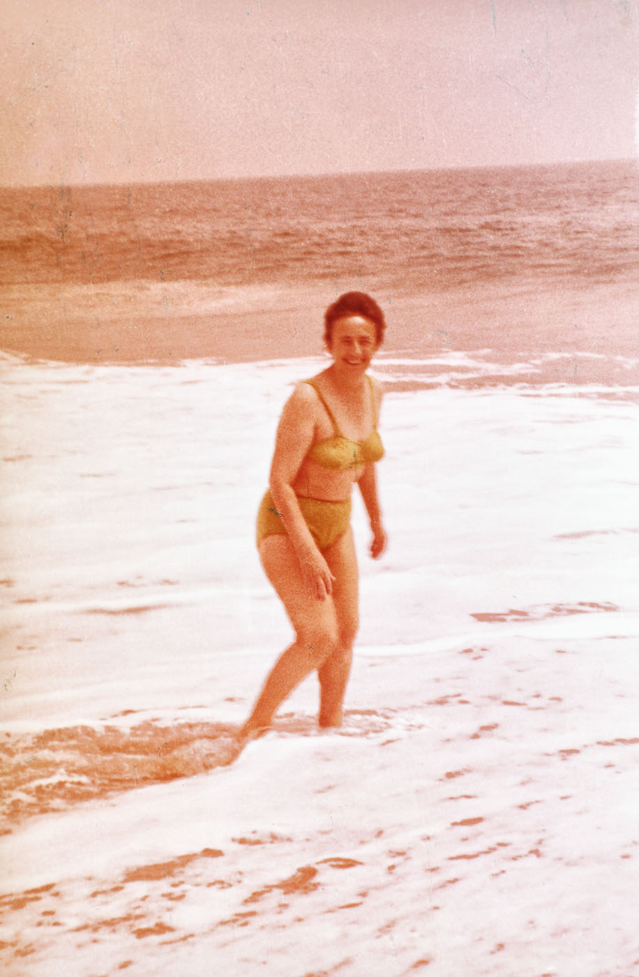 Lot format din două fotografii personale, reprezentând-o pe Elena Ceaușescu în momente intime, la plajă