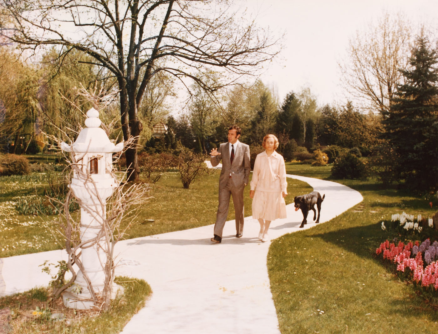 Fotografie privată, surprinzând pe Elena și Nicu Ceaușescu, însoțiți de câinele preferat al familiei prezidențiale, labradorul Corbu (cadou din partea liderului laburist David Steel), Palatul Primăverii, 1985