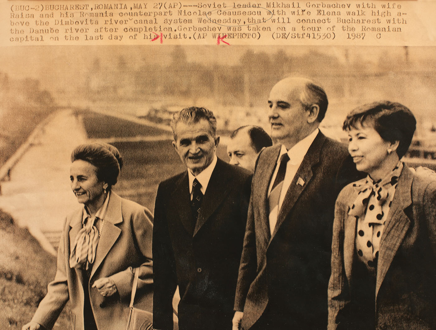 Fotografie de presă, Nicolae și Elena Ceauşescu arătând noul sistem de canalizare a Dâmboviței Preşedintelui Mihail Gorbaciov, în vizită la Bucureşti, 1987