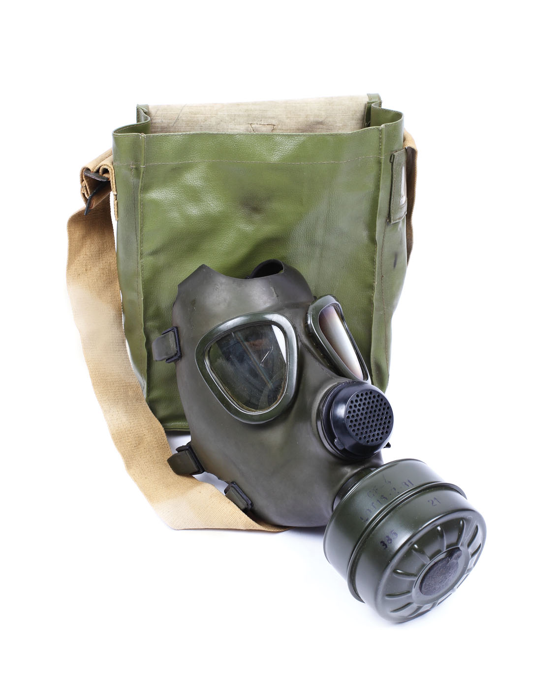 Lot militar, format din mască de gaze, centură, bonetă şi căciulă de iarnă pentru soldat 