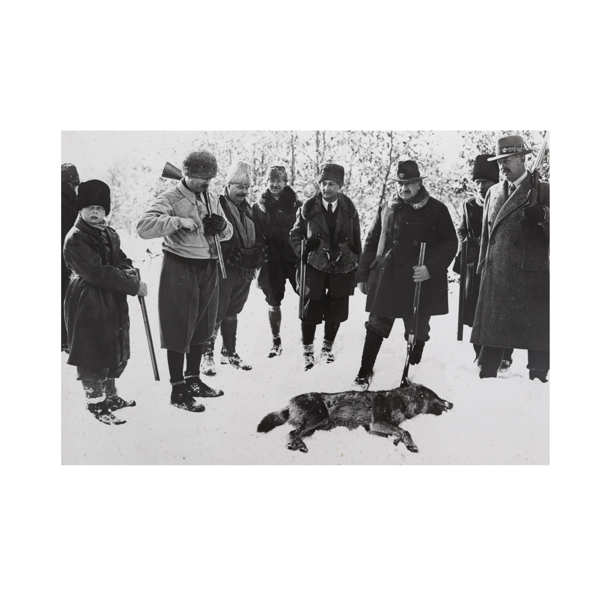Fotografie de presă ilustrându-i pe Regele Carol al II-lea și Principele Mihai la vânătoare, cca. 1933