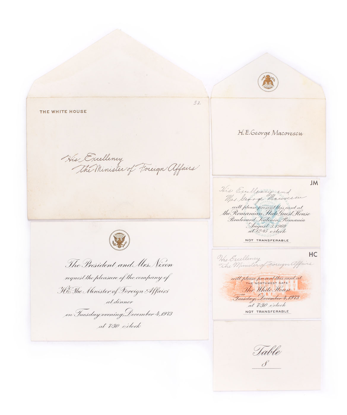 Lot format din invitaţia la dineul organizat de Preşedintele S.U.A. Richard Nixon şi trei carduri de masă, însoţit de plicurile oficiale, 4 decembrie 1973, provine din colecţia fostului ministru de externe George Macovescu