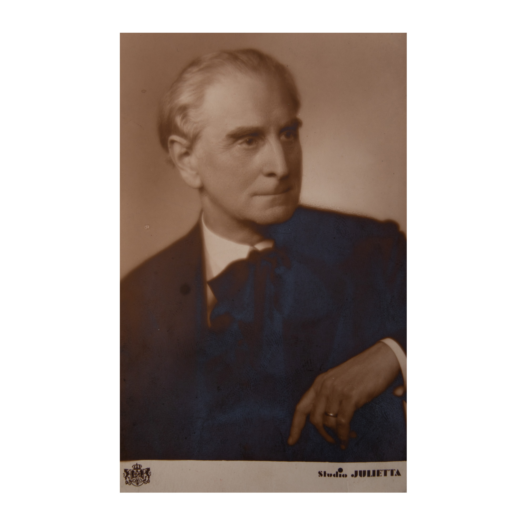 Fotografie ilustrându-l pe Radu D. Rosetti, cu dedicația și semnătura olografă a acestuia către scriitoarea Aida Vrioni, 1935
