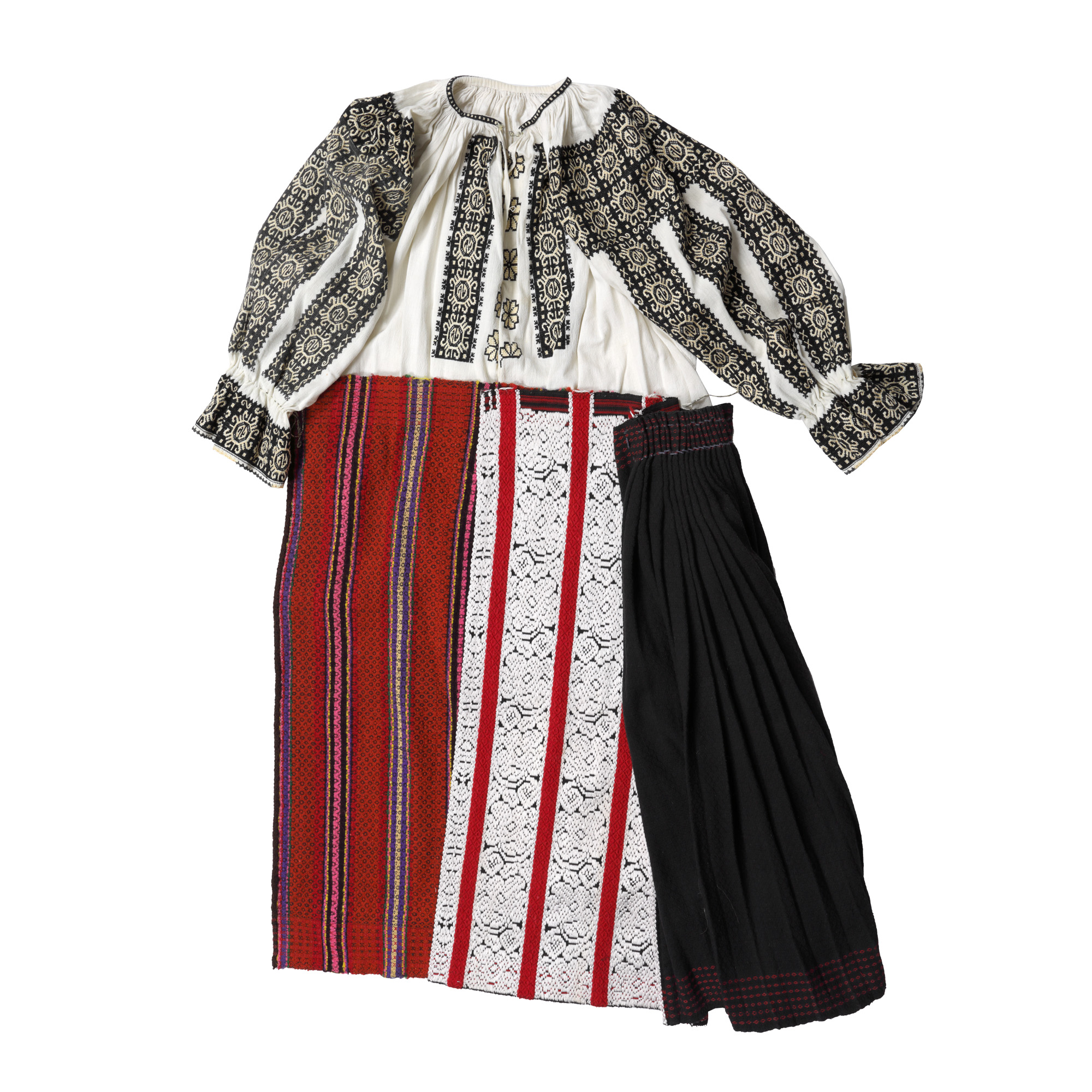 Ansamblu vestimentar de colecție, format din ie și fotă ”cu pulpane”, specifică zonei Bran/Muscel, anii 1940