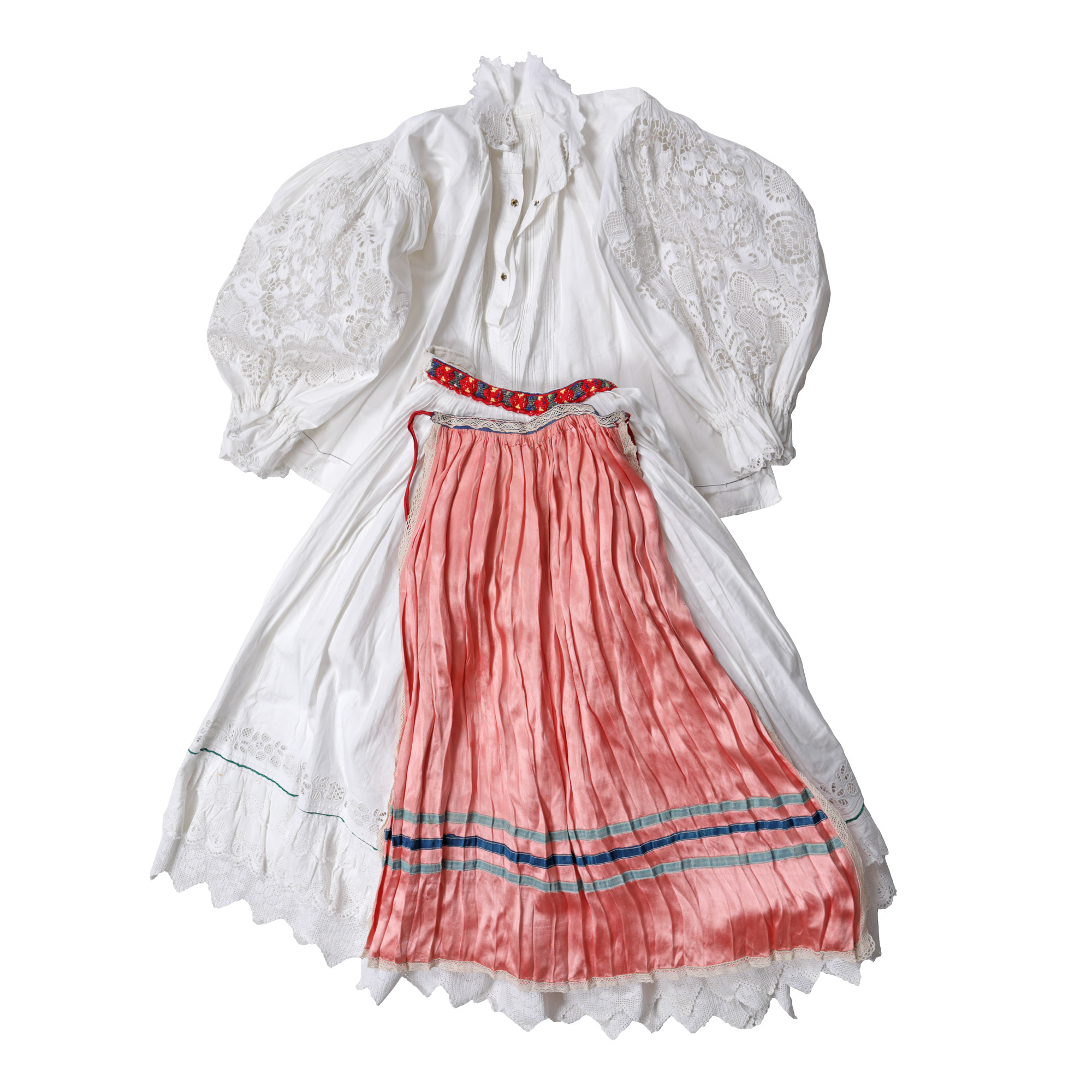 Clothing ensemble consisting of ie (traditional Romanian blouse), lapels, silk apron, Arad area, approx. 1960