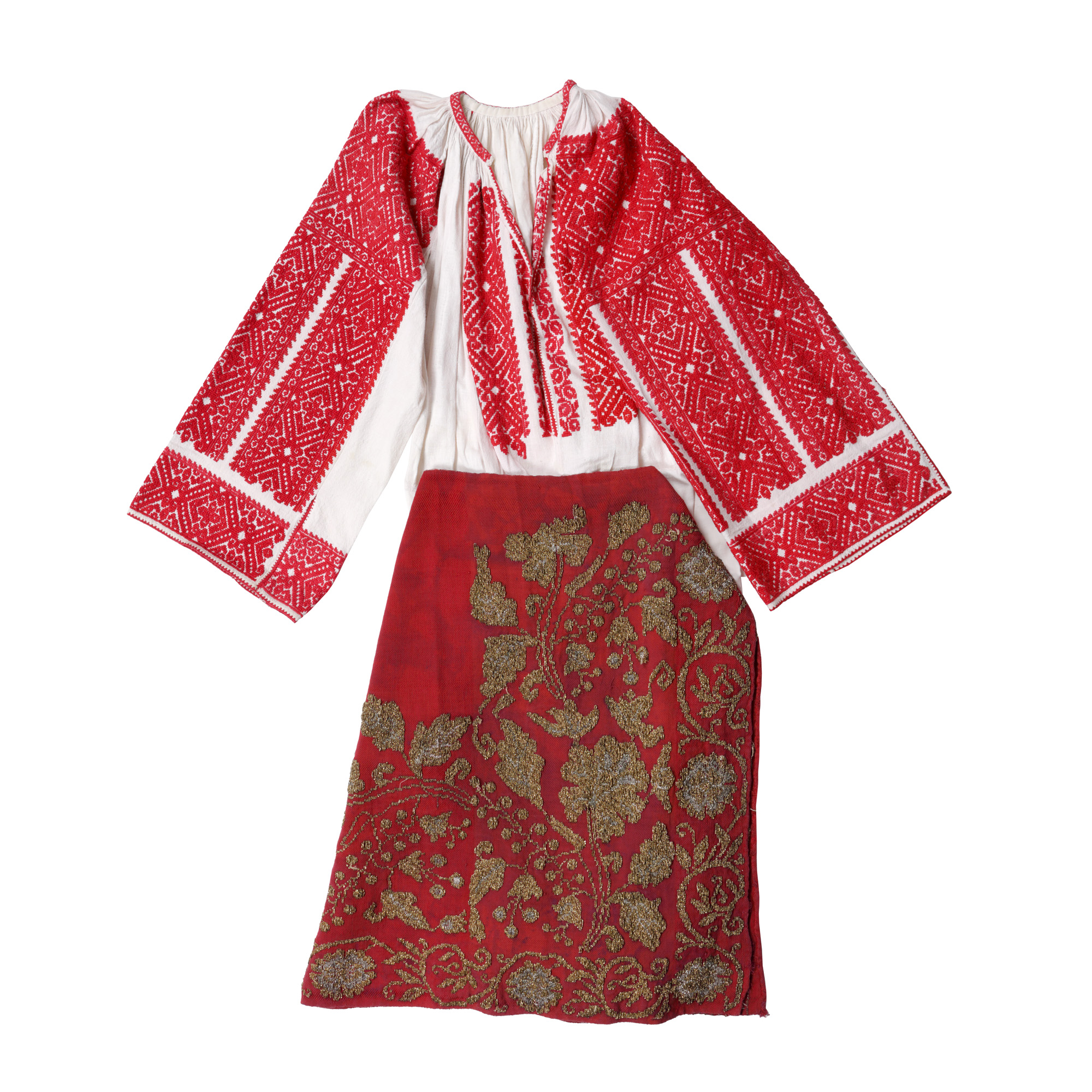 Costum format din cămașă cu poale și fotă brodată minuțios cu fir metalic, Muscel, cca. 1940-1950