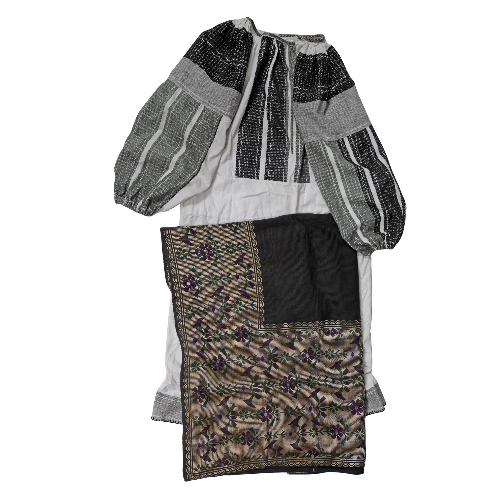 Costum format din cămașă cu poale și fotă brodată cu fir auriu, Gorj, perioada interbelică