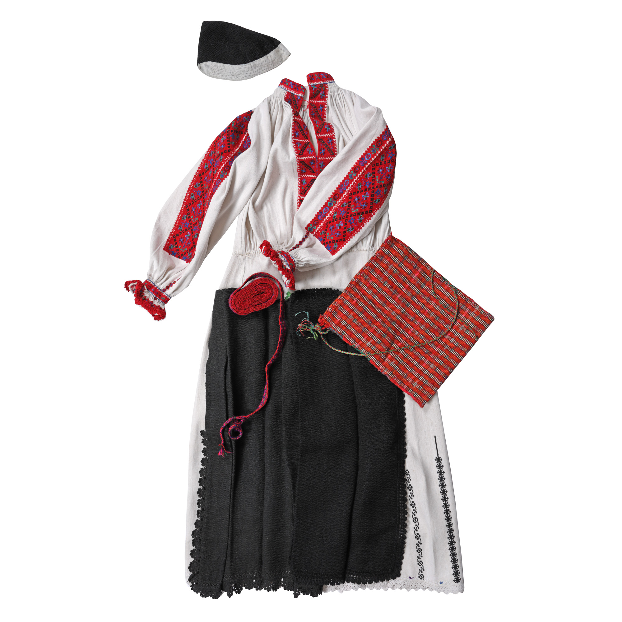 Clothing ensemble with museum value, Ținutul Pădurenilor, Hunedoara, shirt with hemp lapels, decorated with the tree of life, set of oprege (traditional Romanian clothing), cap, bag, sticks, approx. 1910