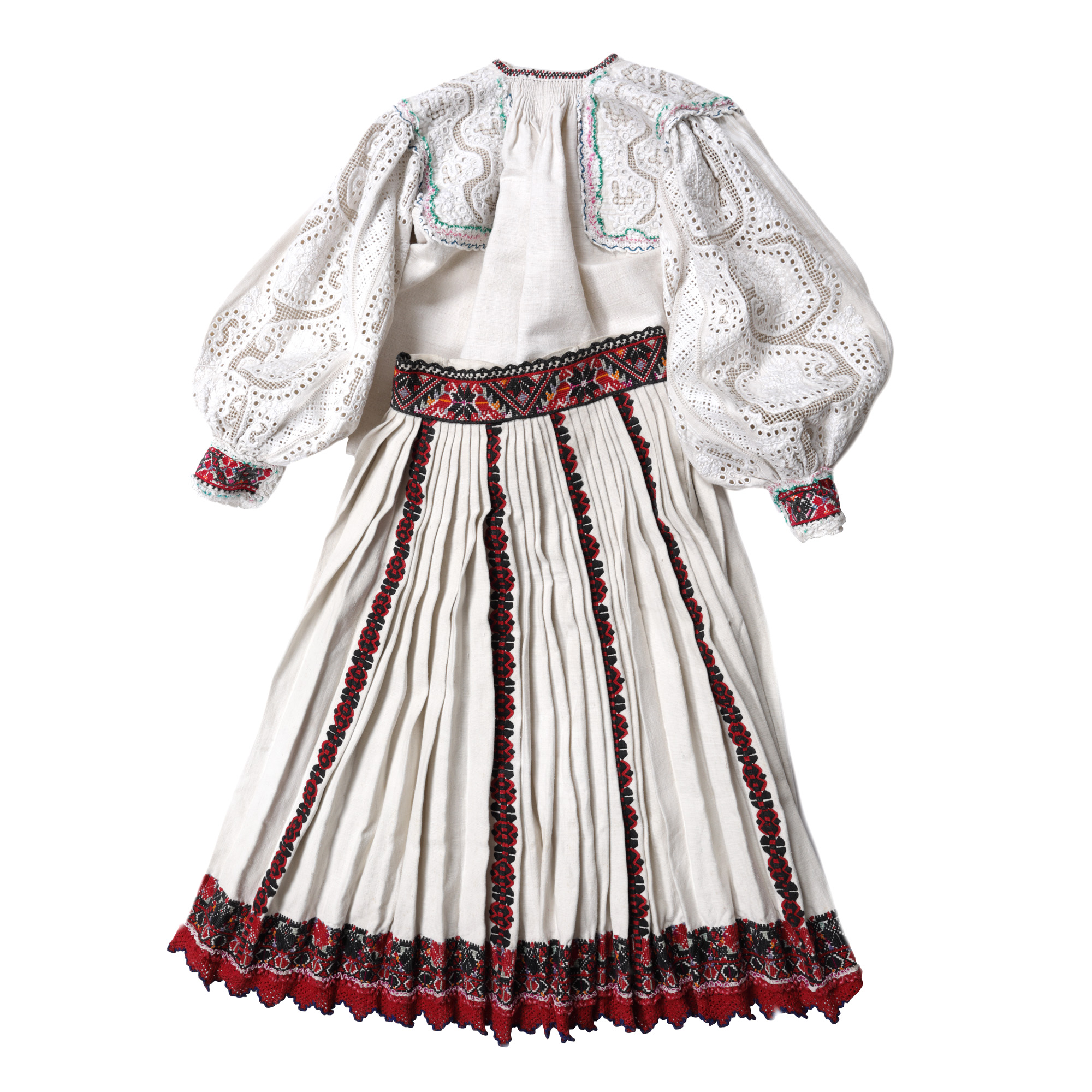 Ansamblu vestimentar de mireasă, cu valoare muzeală, Șicula, Arad, spăcel, poale decorate cu motive geometrice, floarea vieții și porumbei, din cânepă, cca. 1910, provine din colecția Iuliei Gorneanu