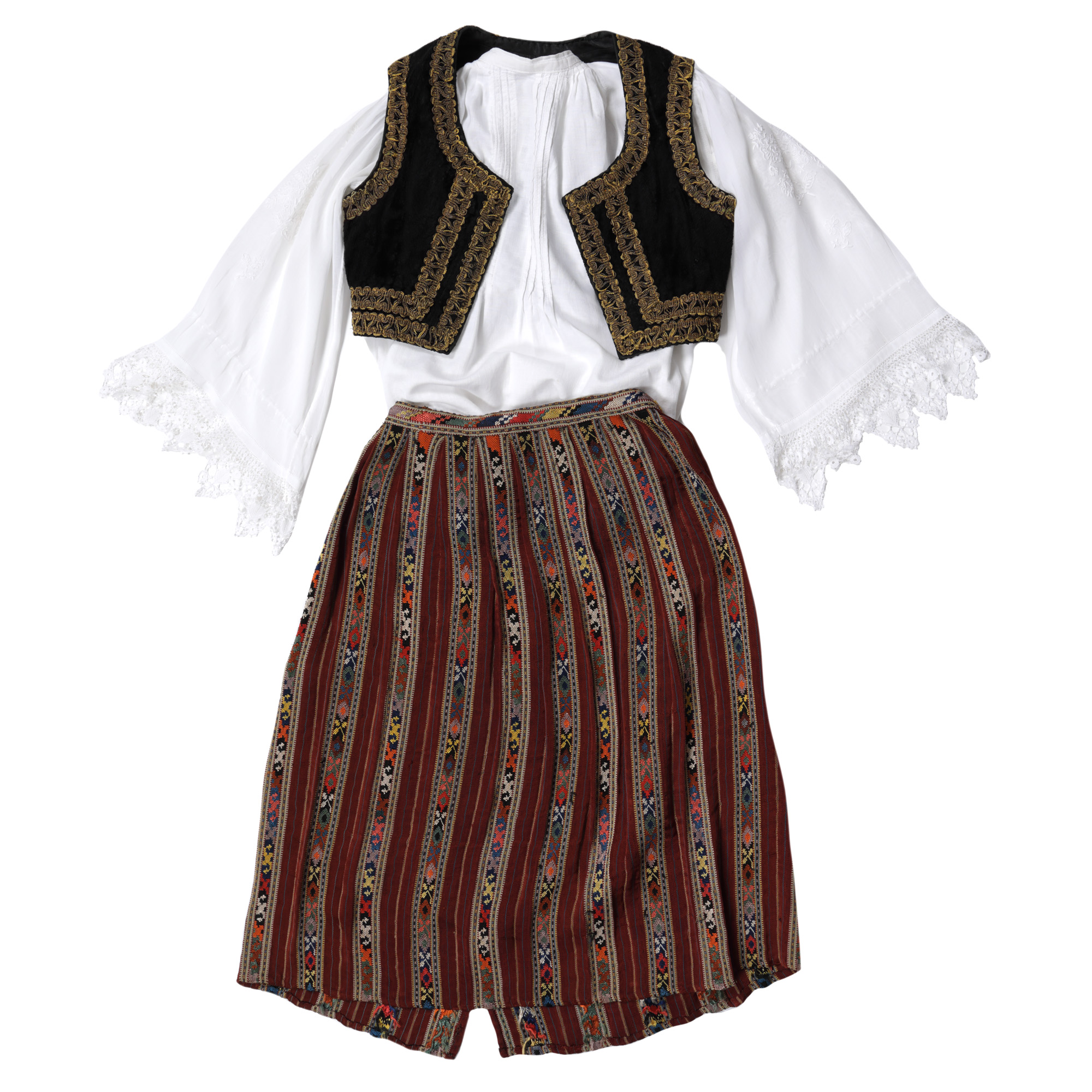 Ansamblu vestimentar, cămașă de mireasă cu mâneci decorate cu dantelă și pomul vieții stilizat, vestă, Banatul de Câmpie, vâlnic muntenesc din mătase, perioada interbelică, provine din colecția Iuliei Gorneanu