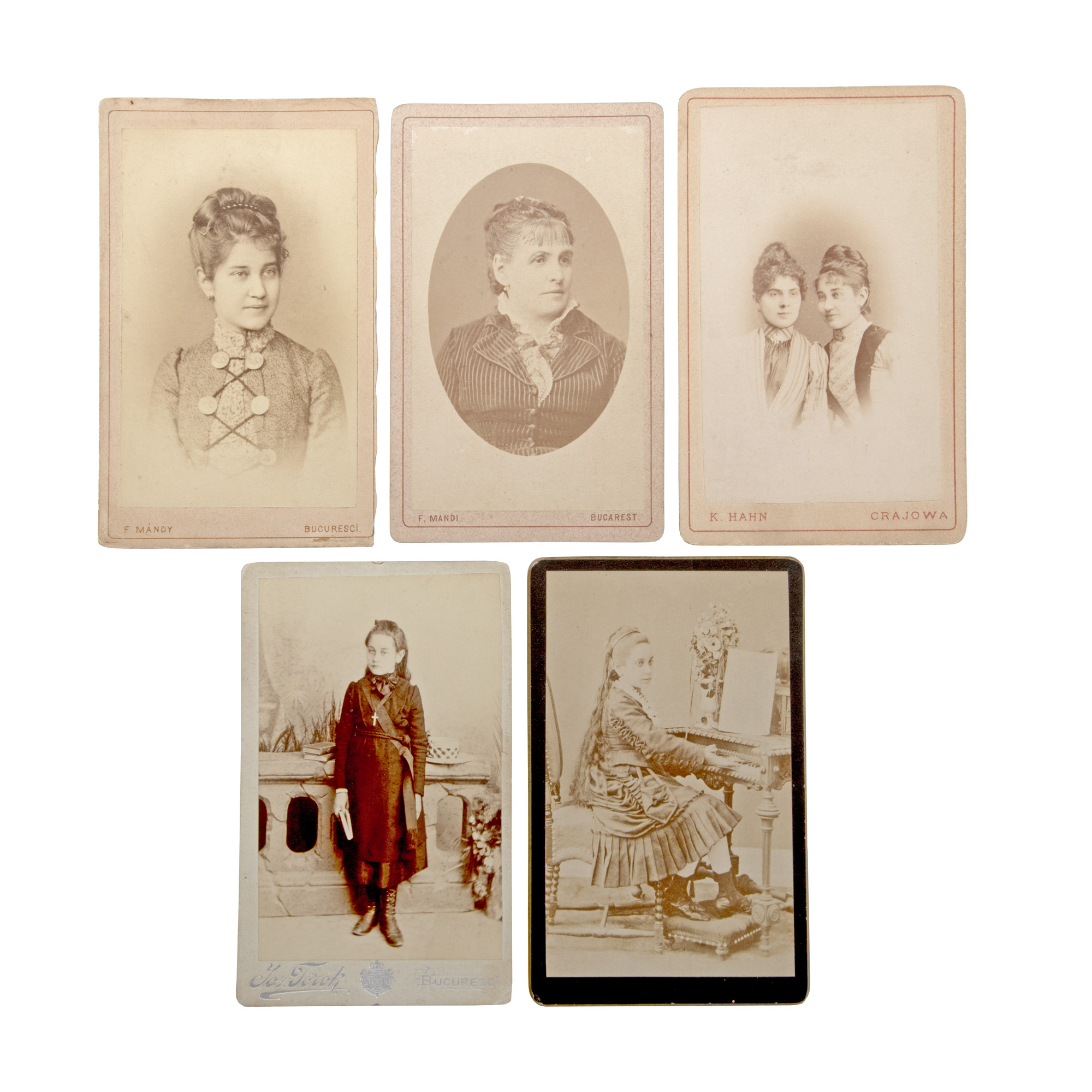 Lot format din cinci fotografii de epocă ilustrându-le pe Rodica și Olga Maniu, ateliere Franz Mandi, Joseph Torok și Karl Hann, București, cca. 1900, provin din colecția Rodica Maniu și Samuel Mützner
