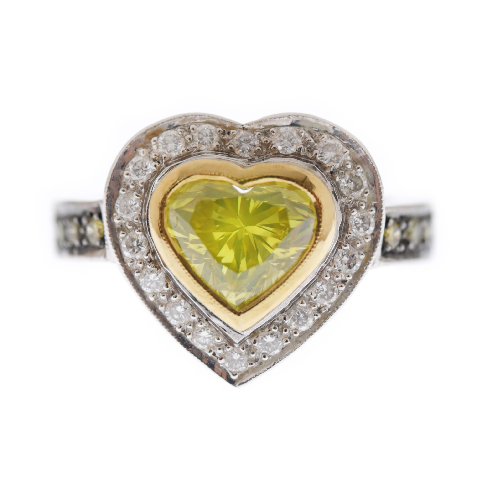 Inel din aur alb, decorat central cu diamant fancy greenish yellow, în formă de inimă, anturat de diamante