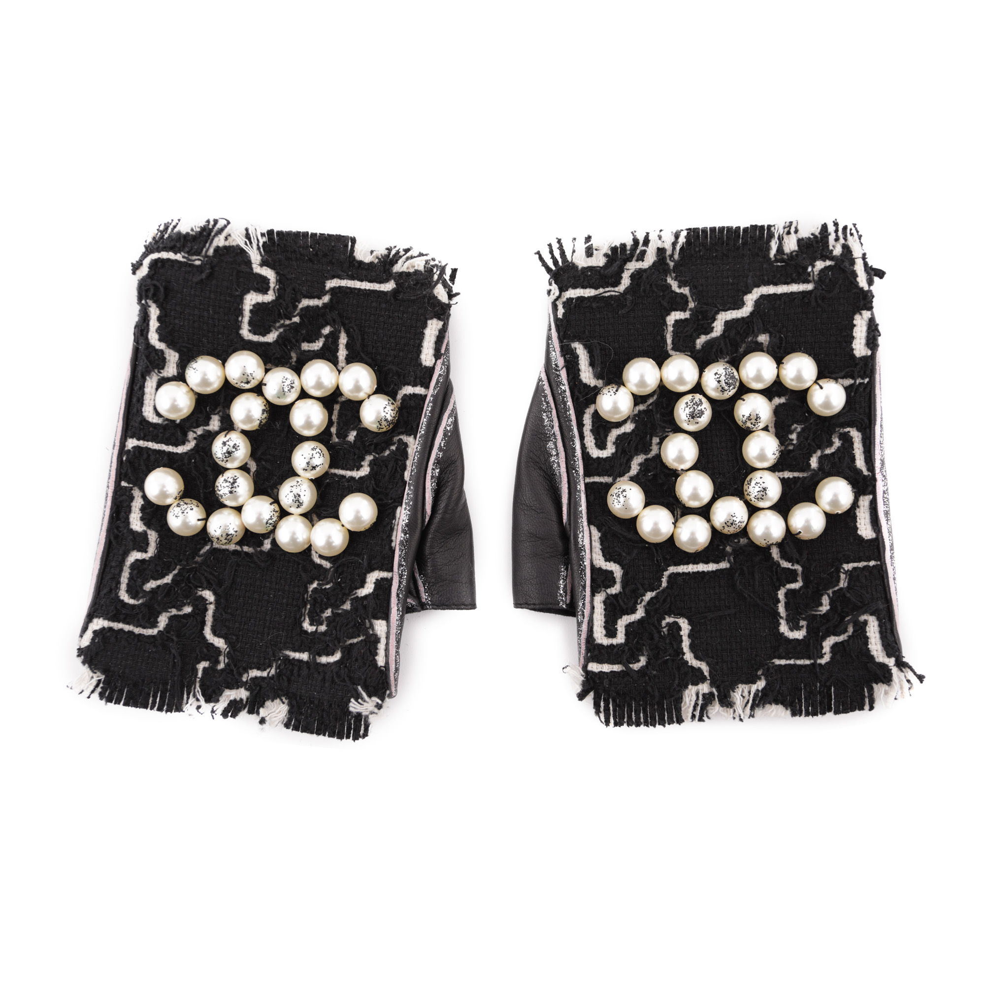 Pereche de mănuși Chanel, din stofă și piele, decorate cu perle