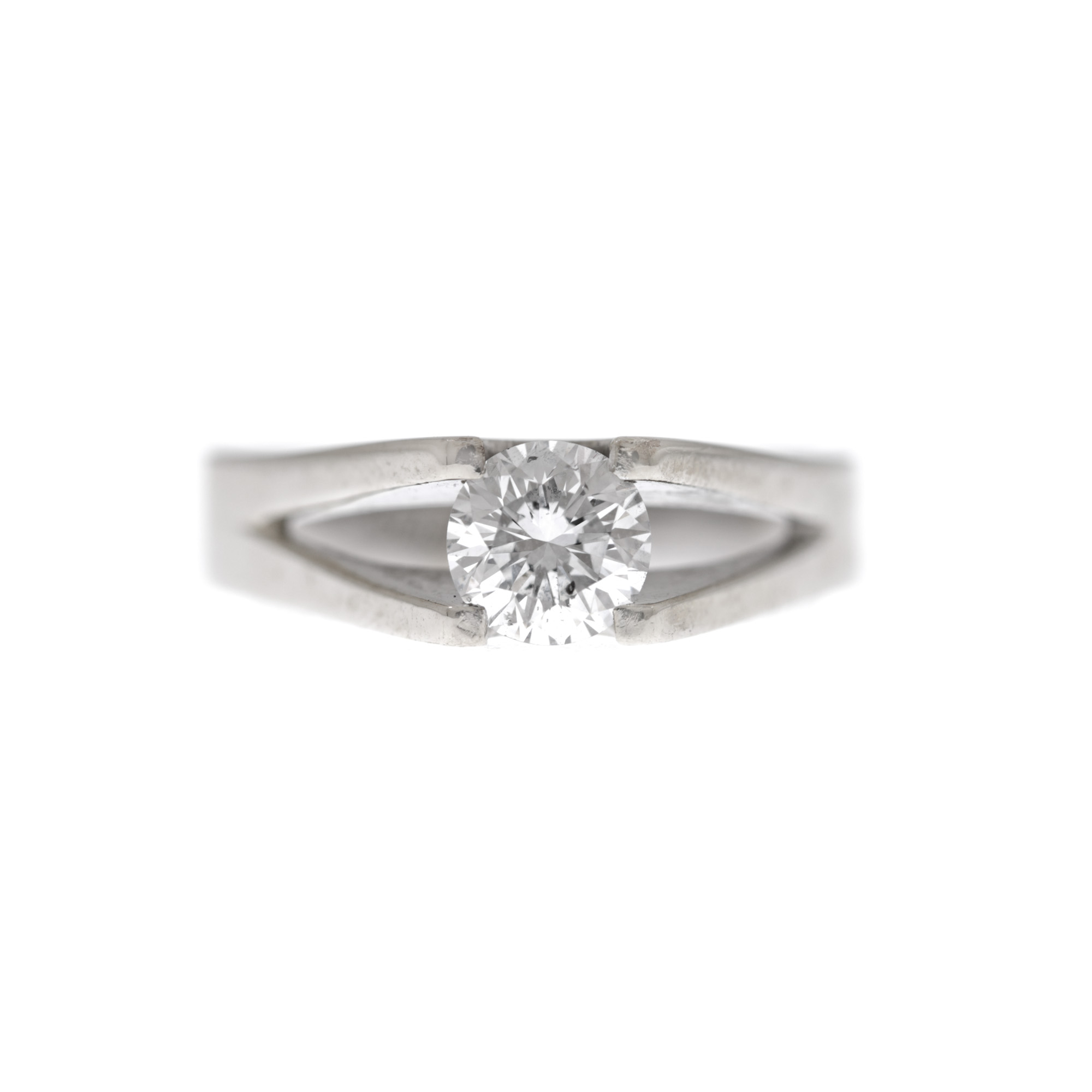 White gold ring, adorned with solitaire diamond