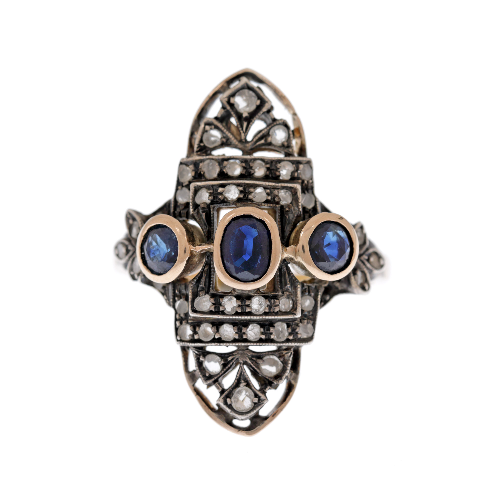 Inel Art Deco, din aur și argint, decorat cu diamante si safire