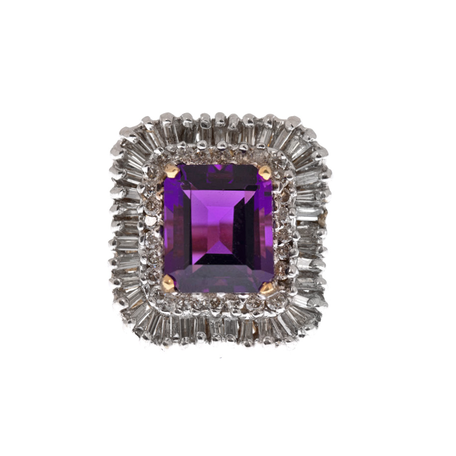 Inel din aur, decorat central cu ametist, anturat de diamante