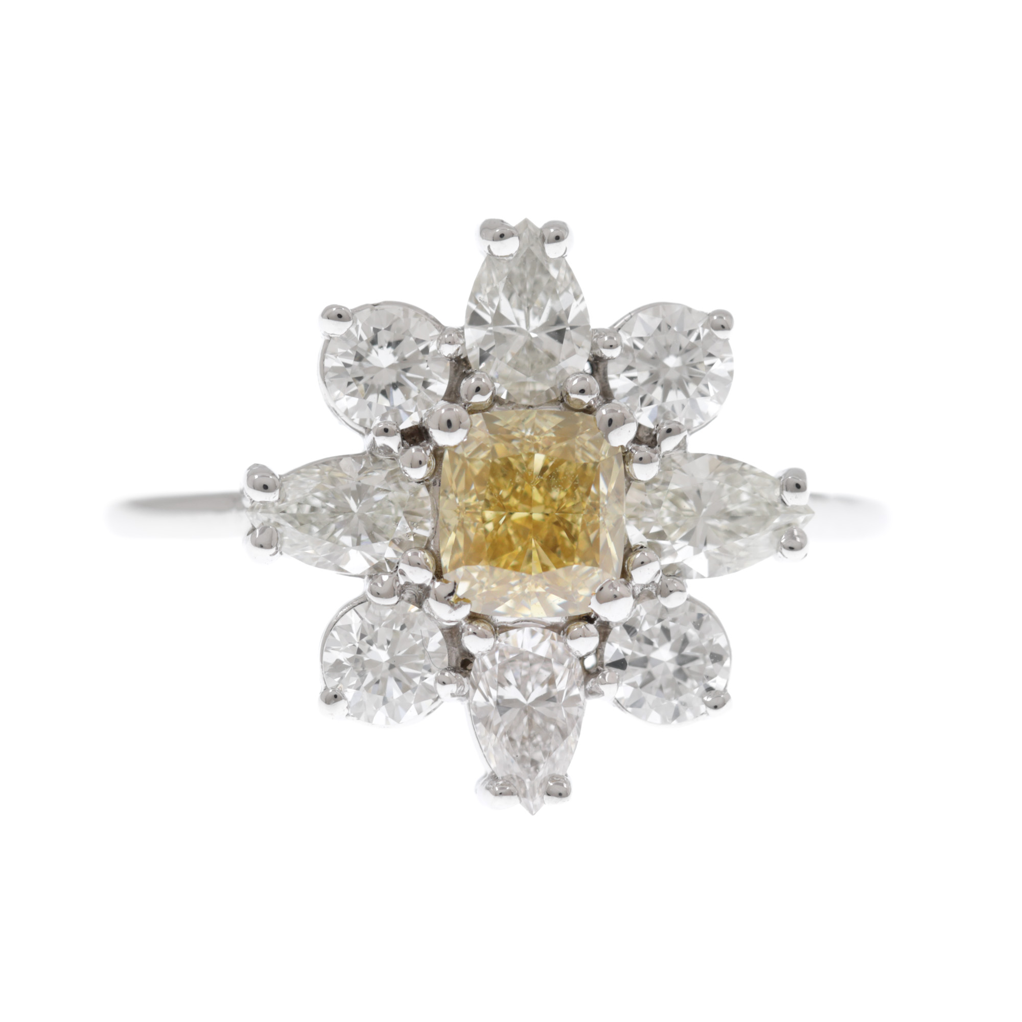 Inel din aur alb, decorat cu nouă diamante dispuse în formă de floare