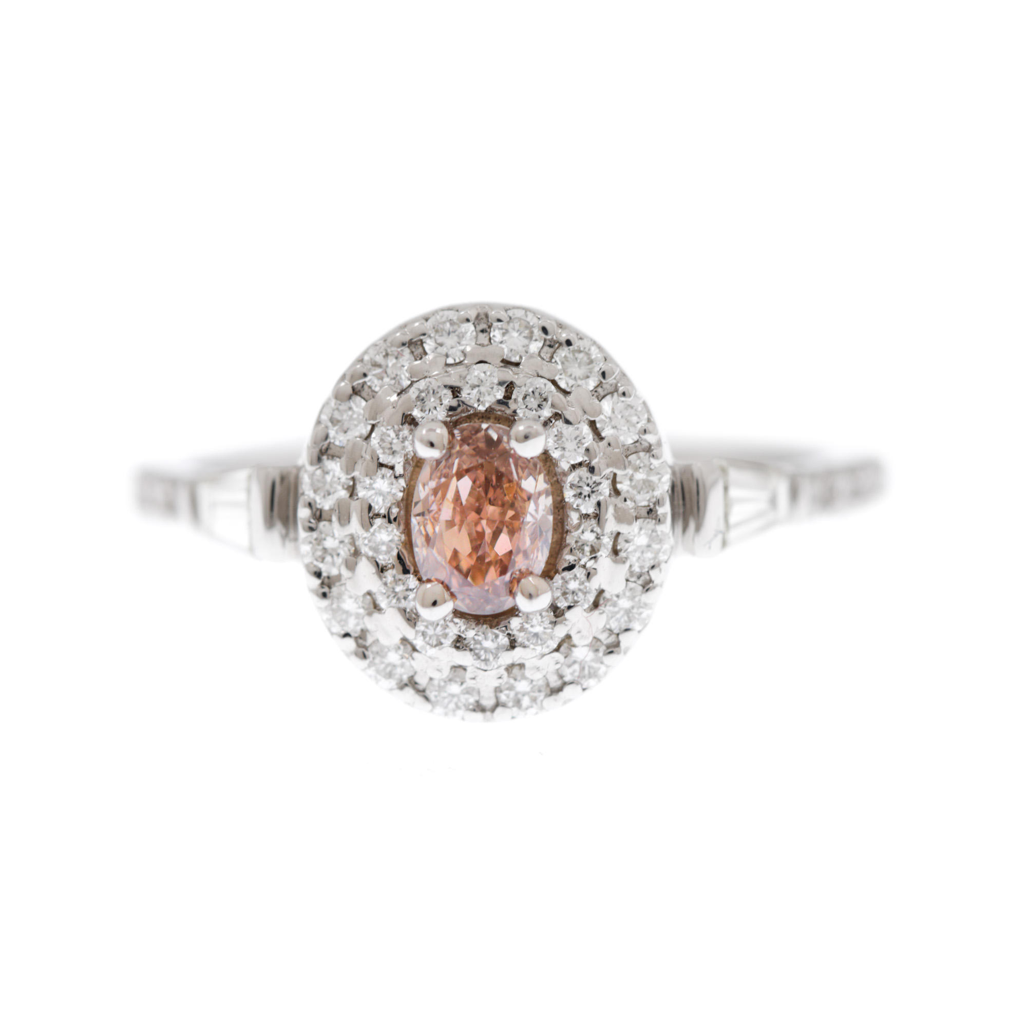 Inel din aur alb, decorat cu un diamant fancy pink-brown, anturat de briliante și baghete