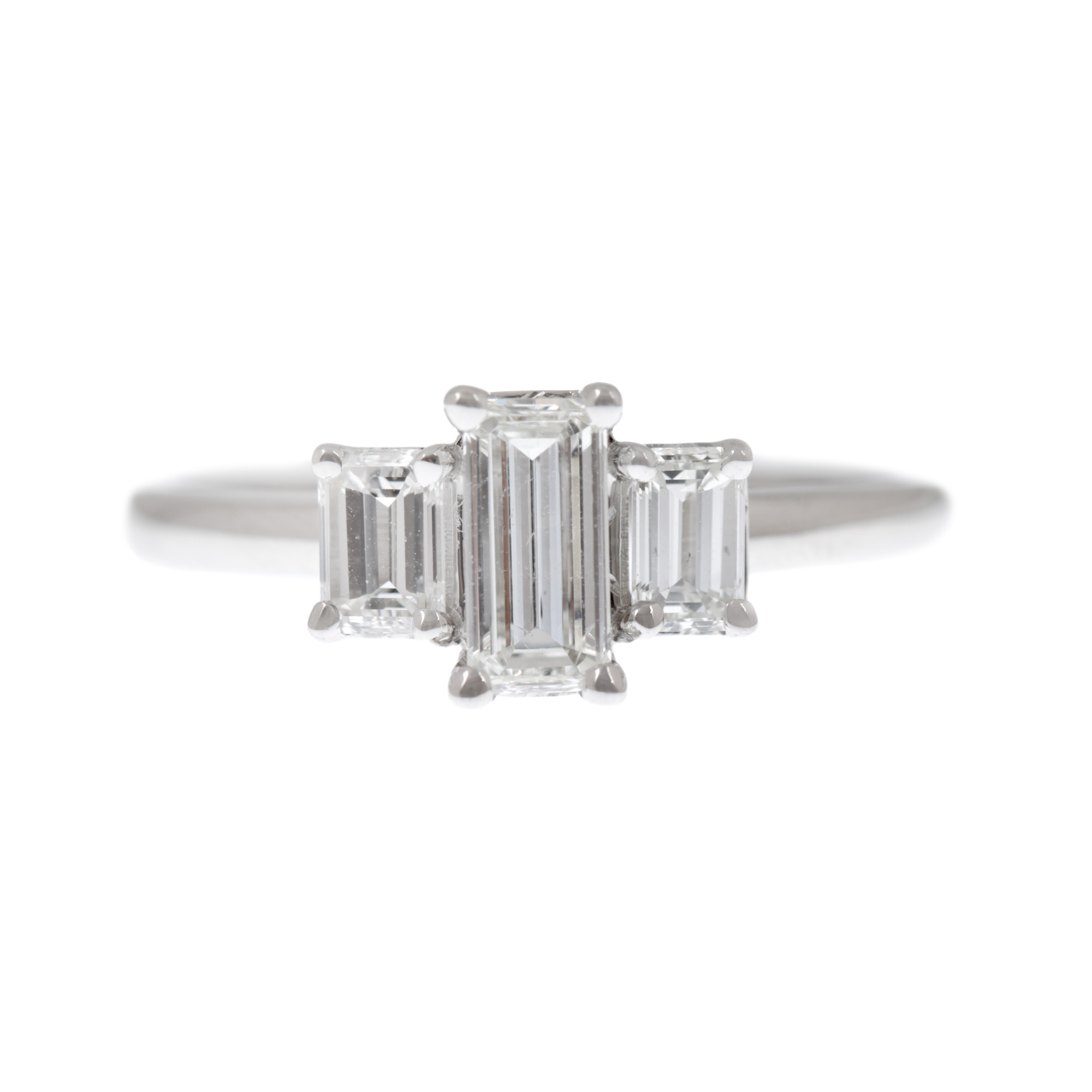 Inel din aur alb, decorat cu trei diamante emerald cut