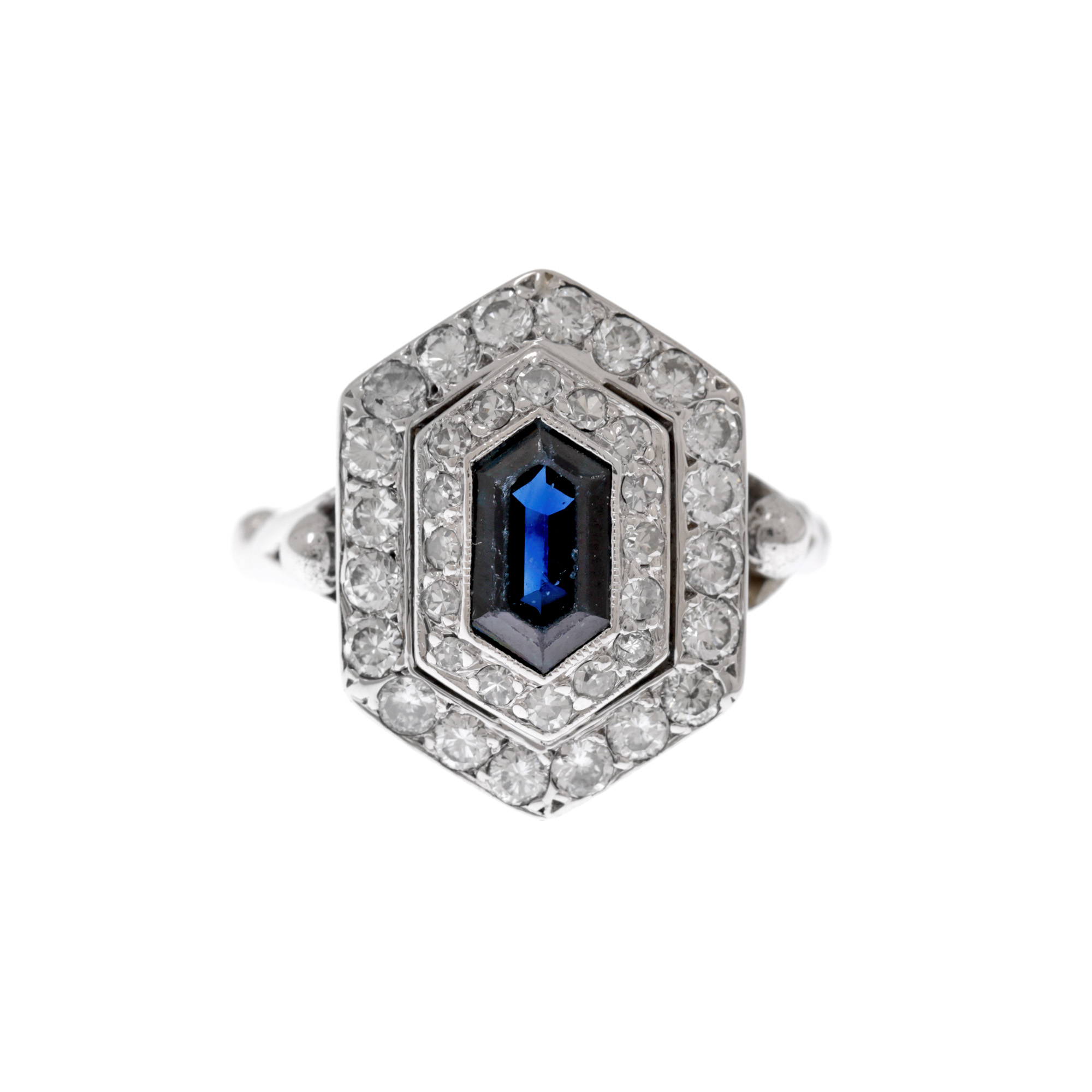 White gold ring, adorned with sapphire and diamonds