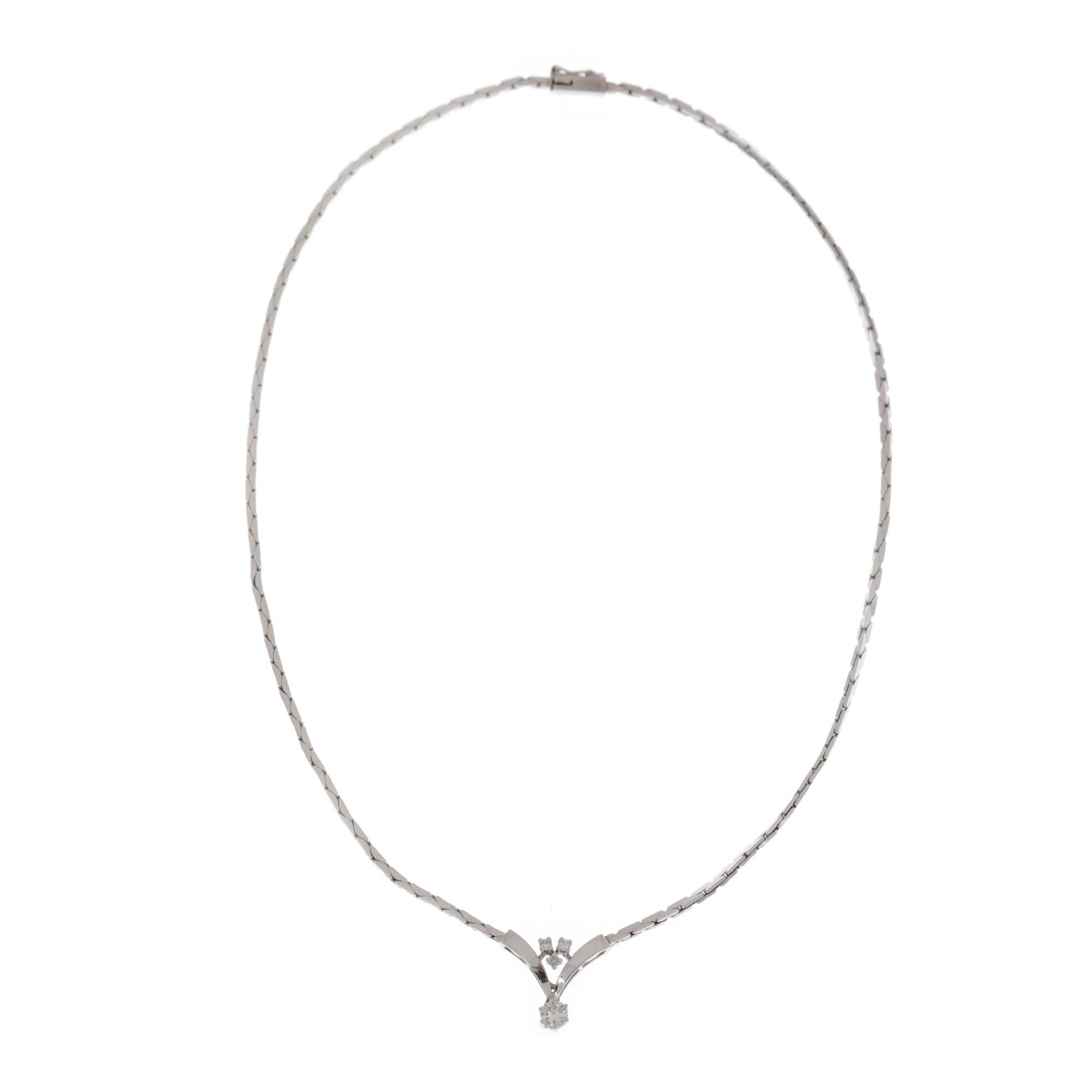 Elegant colier din aur alb, decorat cu diamante