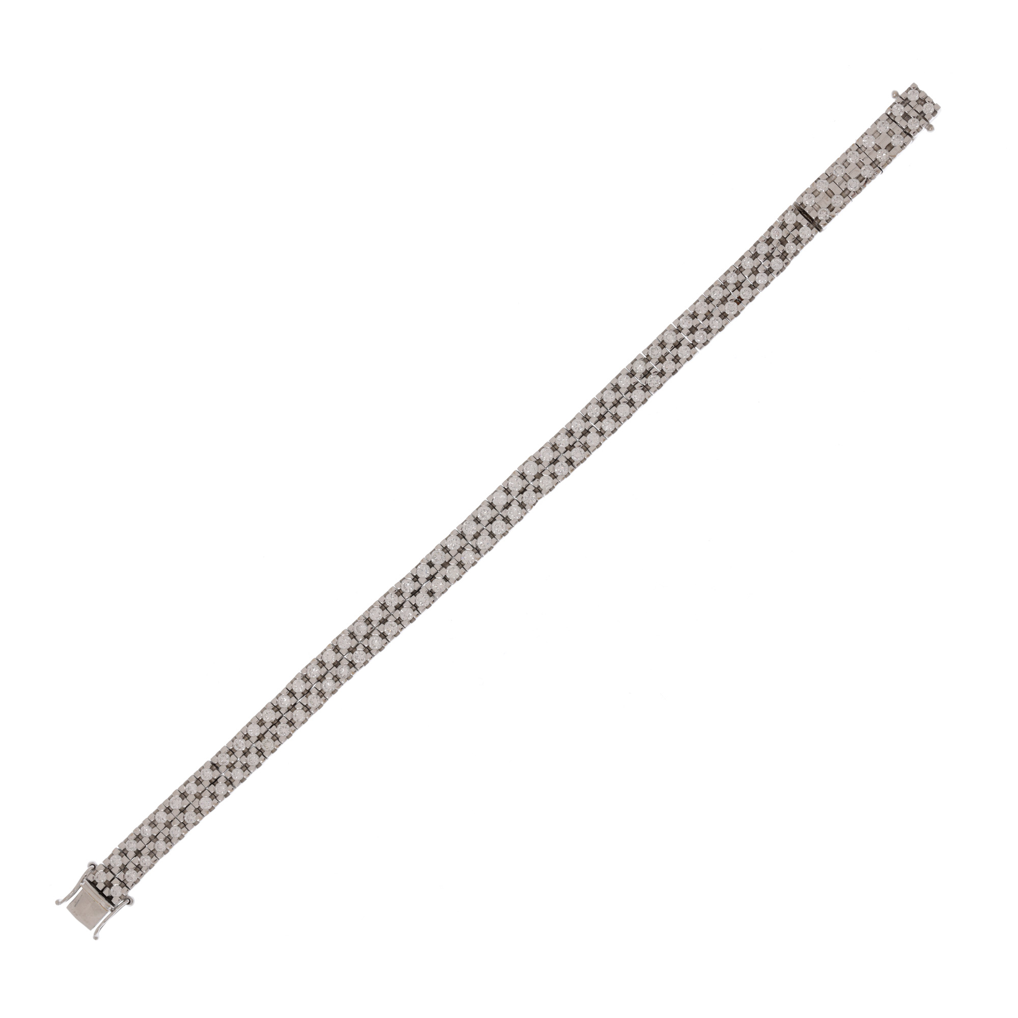 White gold tennis bracelet, adorned with diamonds