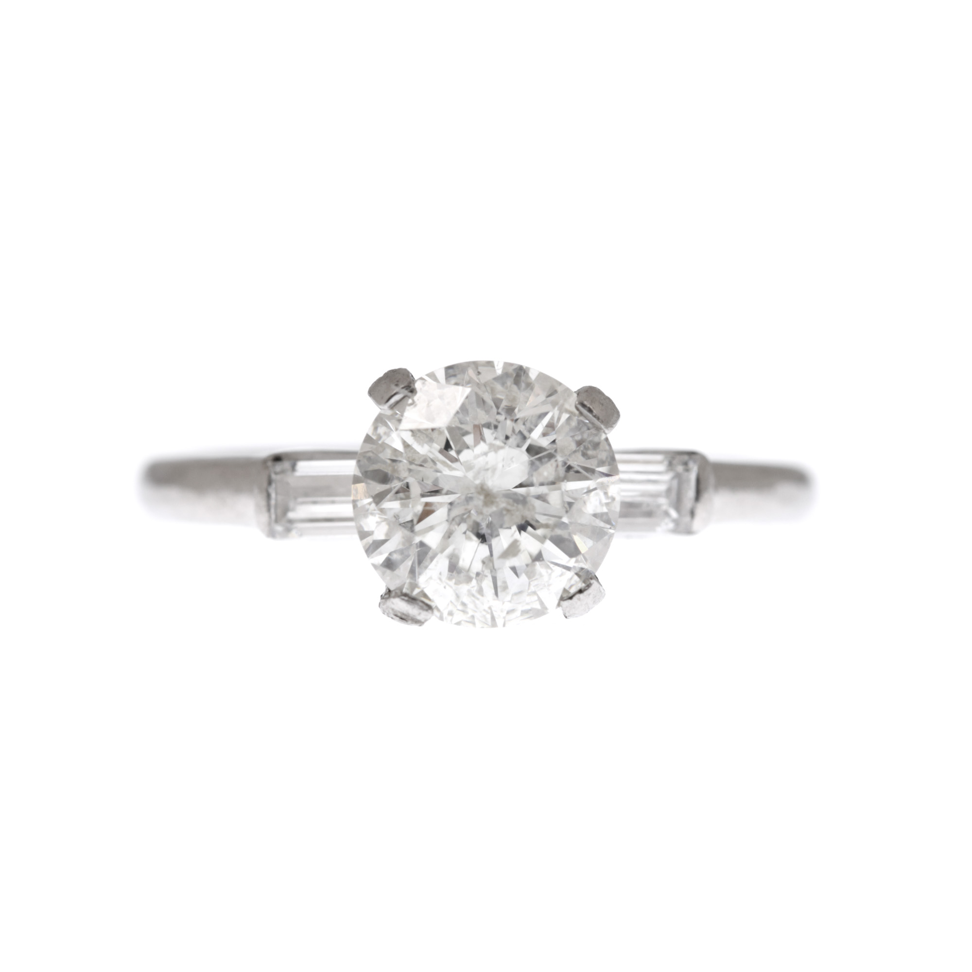 Inel din aur alb, decorat central cu diamant briliant, anturat de două diamante baghete