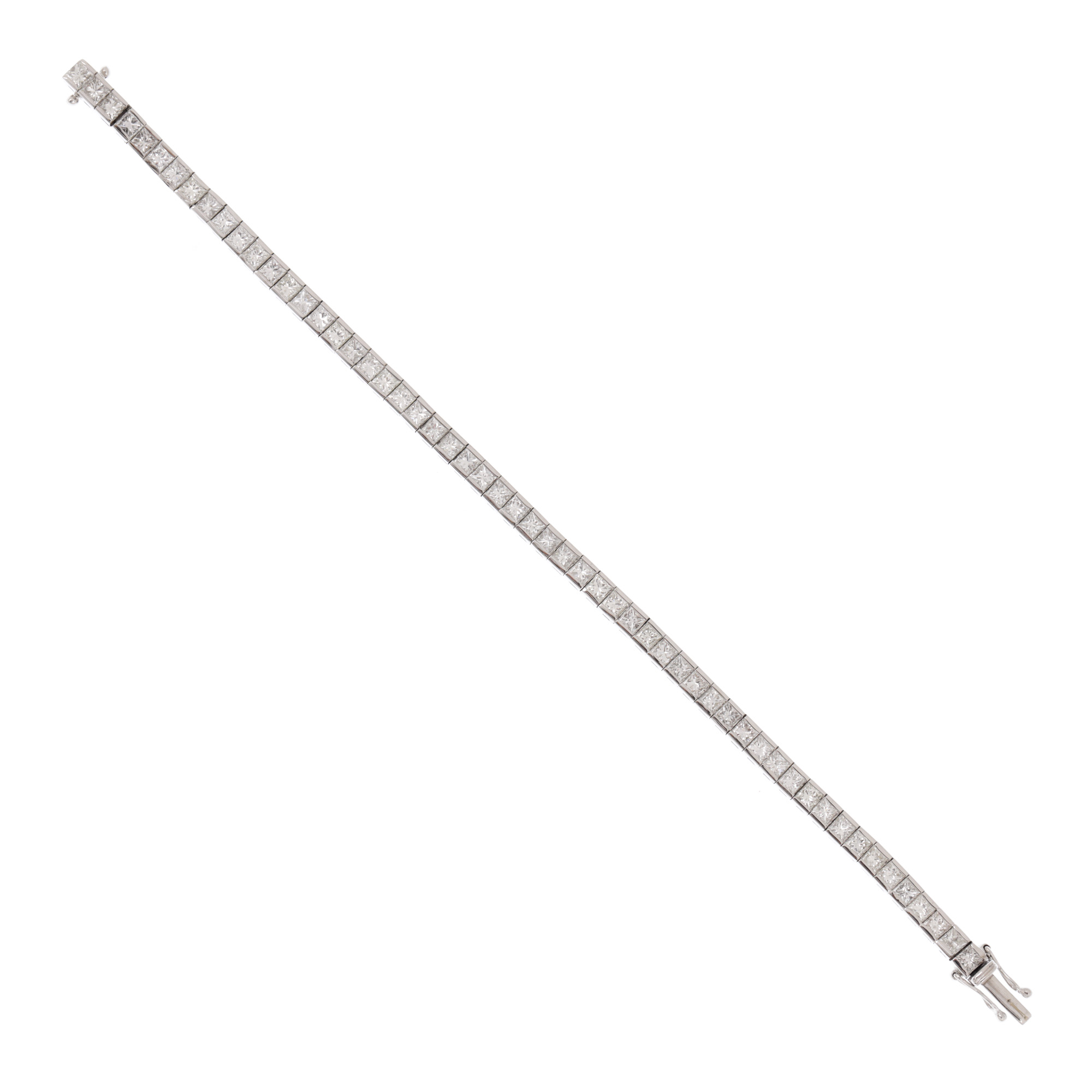 White gold tennis bracelet, adorned with diamonds