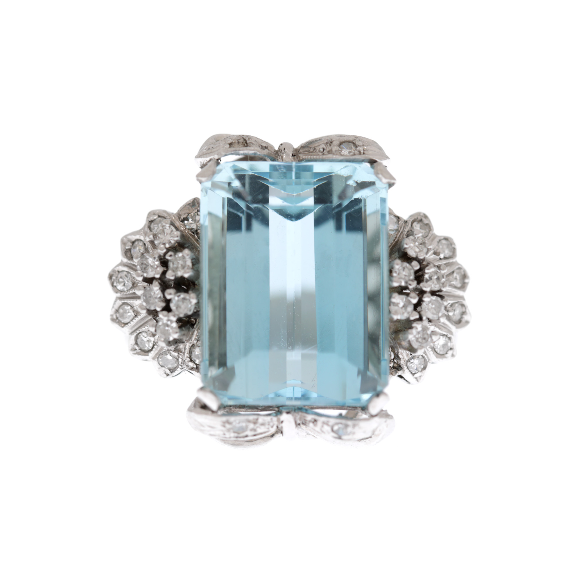 Superb inel din platină, decorat central cu acvamarin, anturat de diamante