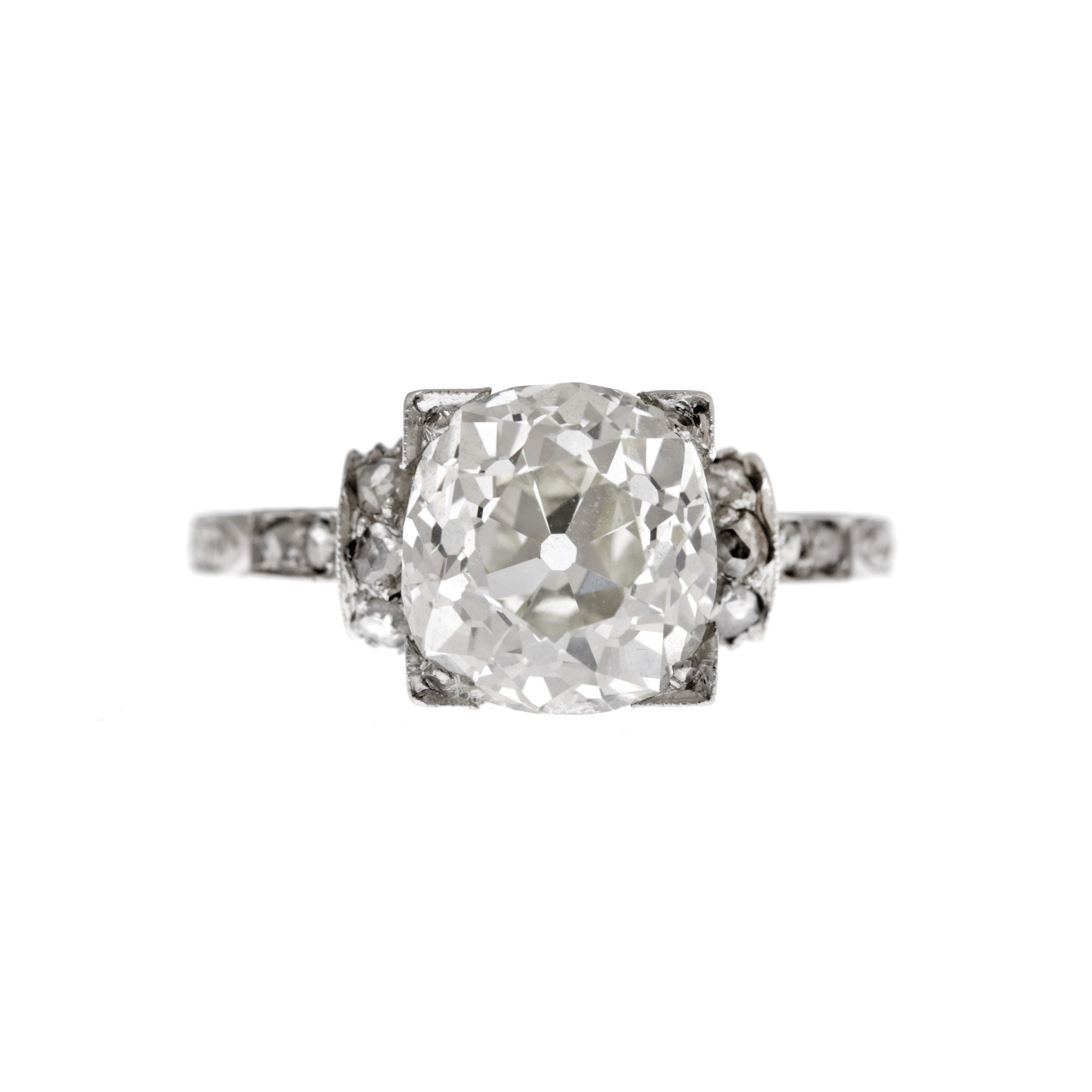 Inel din platină, decorat cu impozant diamant central, anturat de diamante, cca. 1920