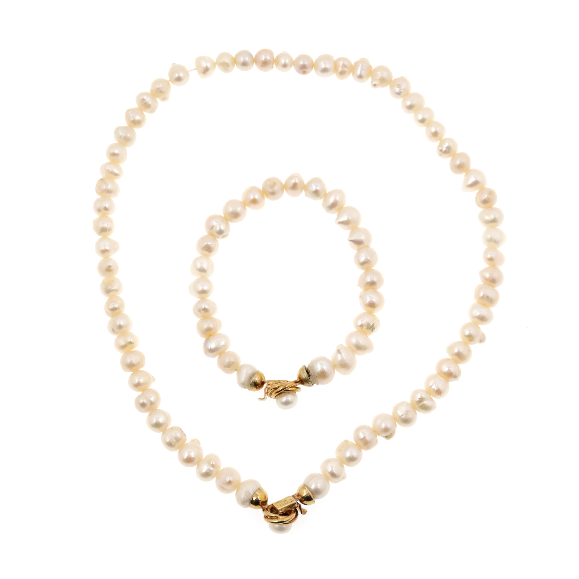 Pearl set consisting of necklace and bracelet, with gold clasp