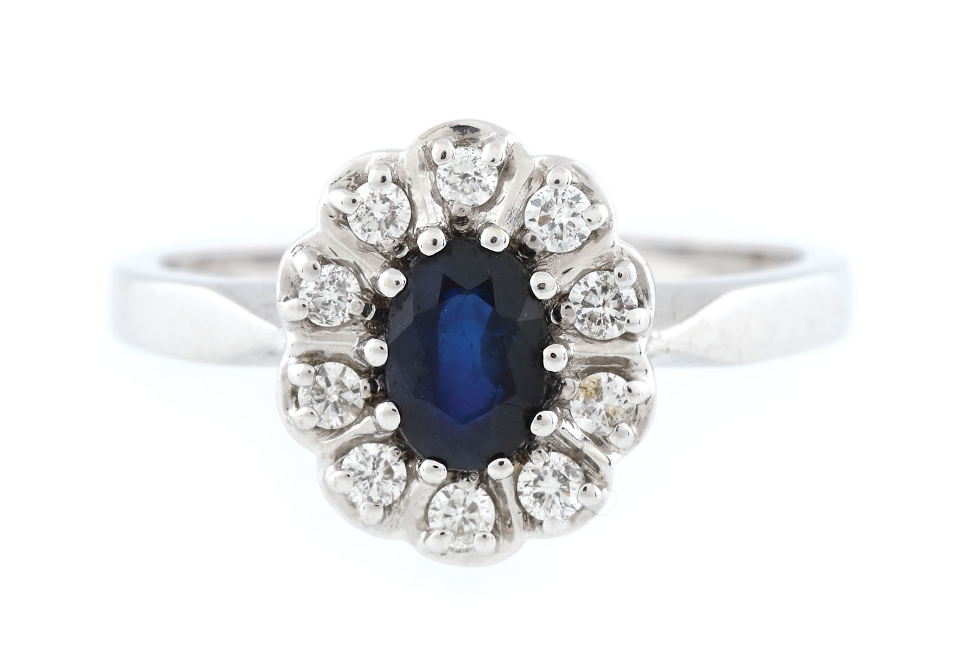 Inel din aur alb, decorat cu safir anturat de diamante