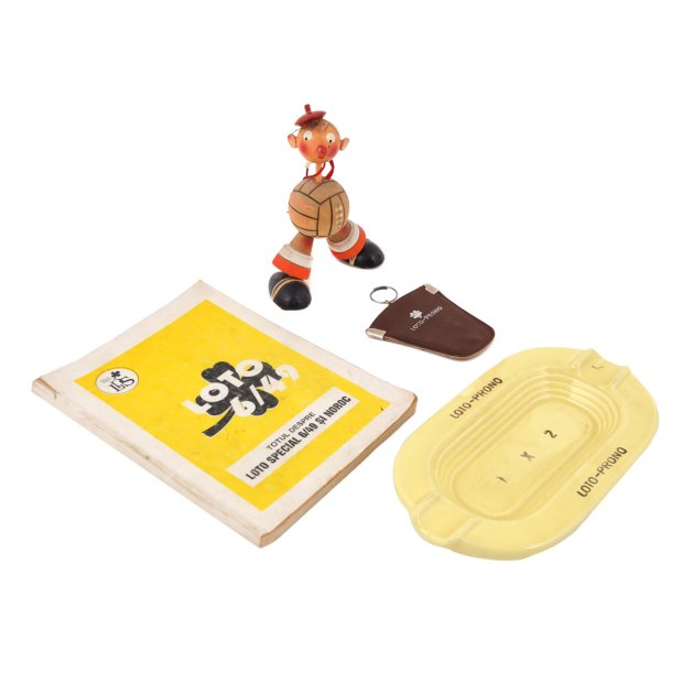 Lot Iliuta Pronosport, composed of a book, an ashtray, a toy and a