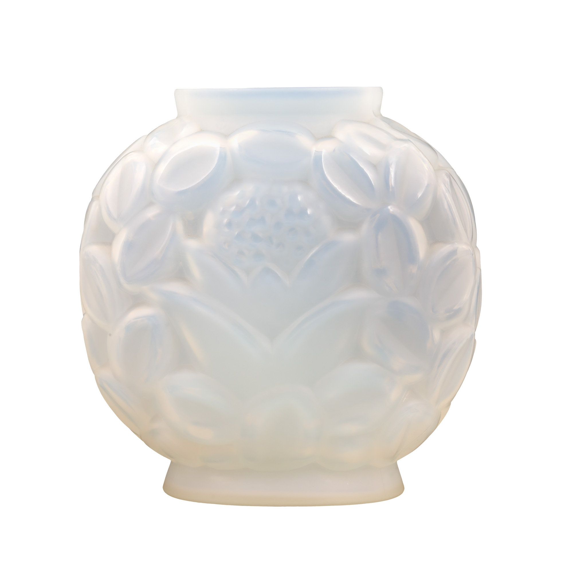 ”Nymphéa” - vas Lalique din sticlă opalescentă, decorat cu nufăr, cca. 1930