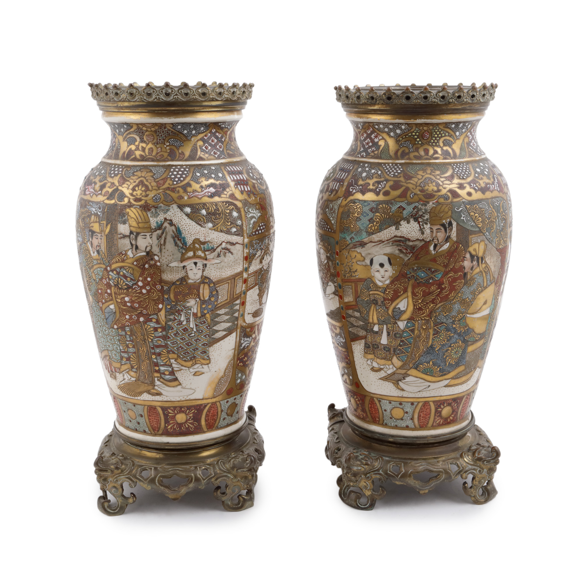 Impresionantă pereche de vase din ceramică Satsuma, pictate cu elemente decorative, peisaje şi personaje, cu montură bronz, perioada Meiji, Japonia, sfârșitul sec. XIX