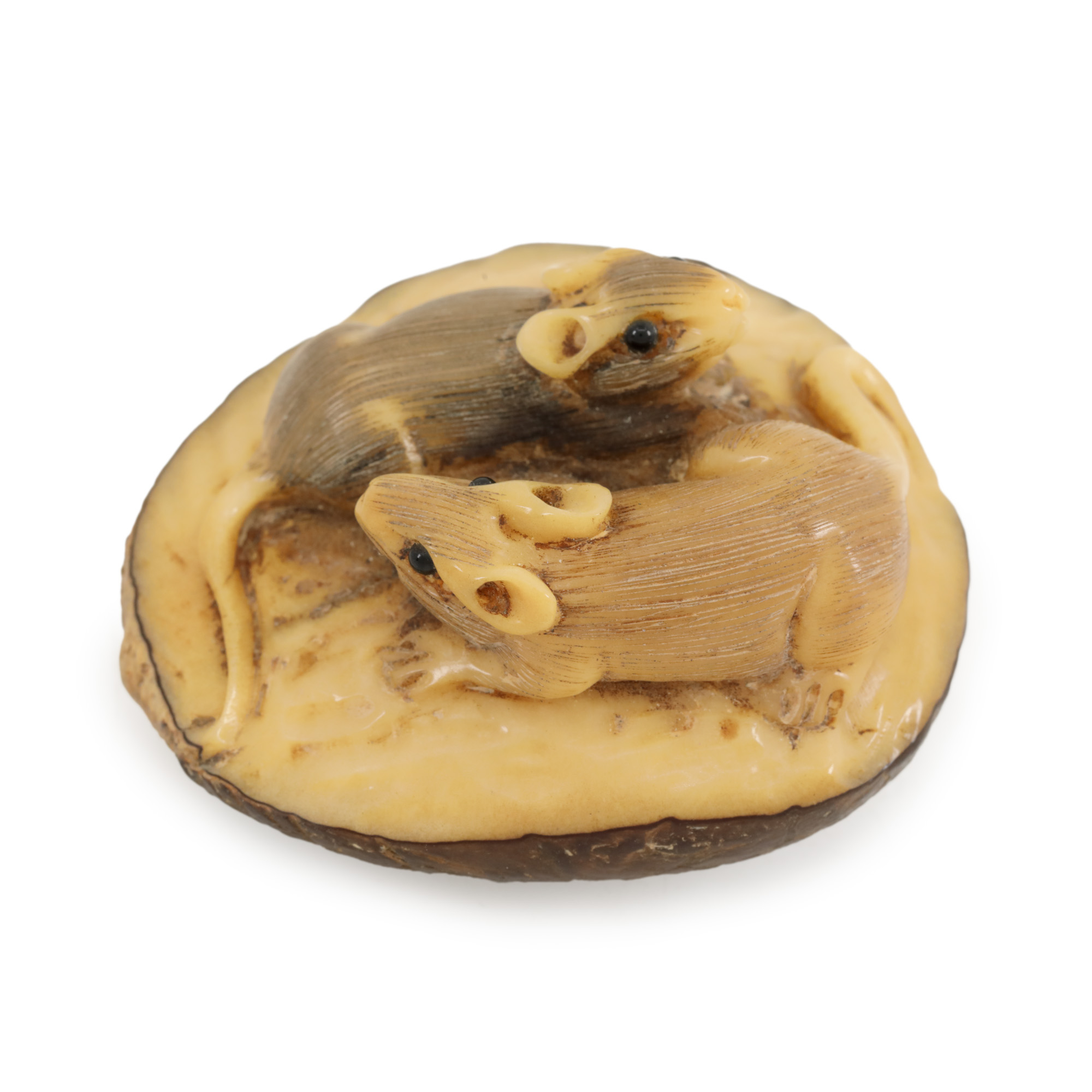 Netsuke din nucă Tagua, reprezentând doi șoricei, semnat, perioada Meiji, Japonia, sfârșitul sec. XIX