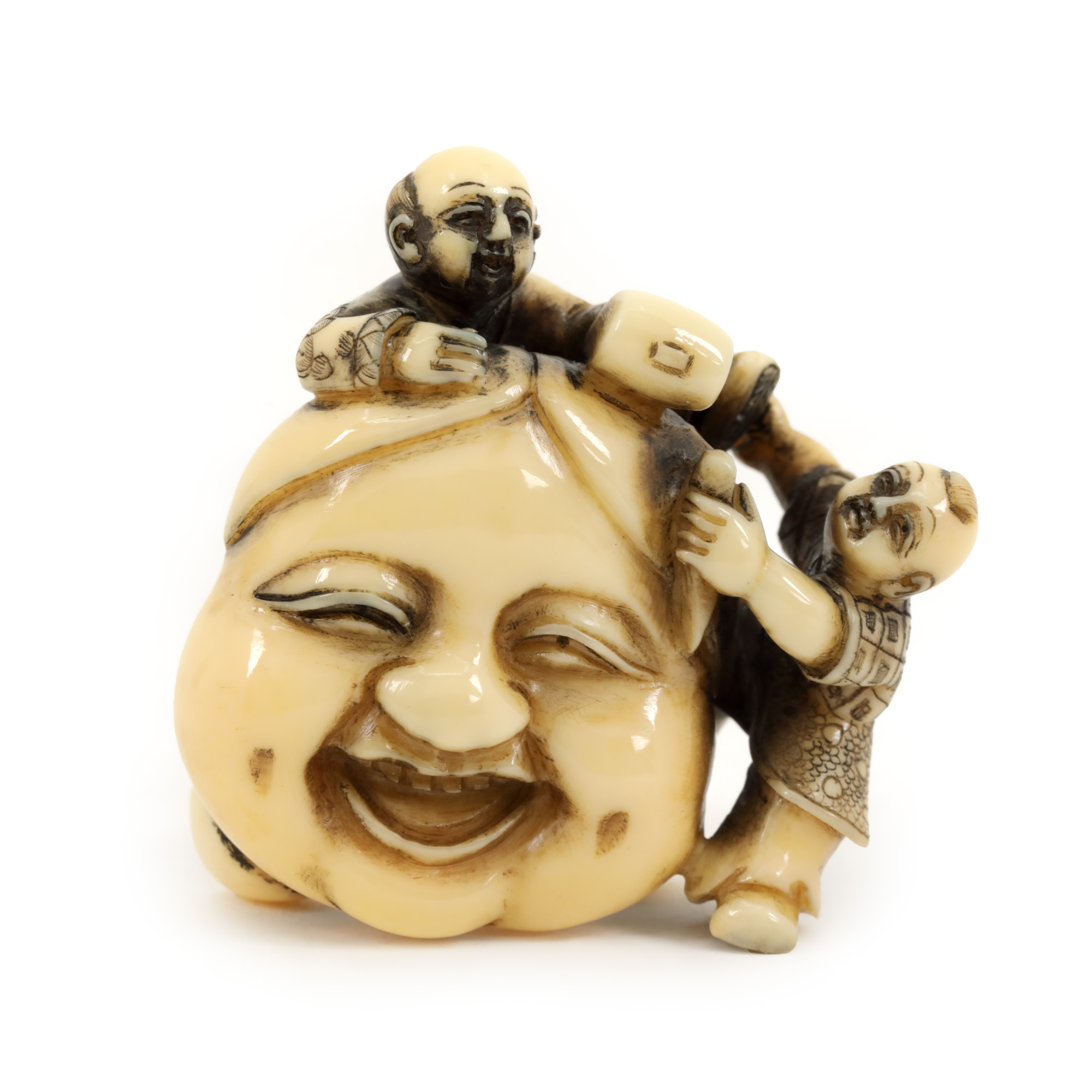 Netsuke din fildeș, reprezentând doi meșteșugari sculptând o mască Noh, semnat, perioada Edo, Japonia, prima jumătate a sec. XIX