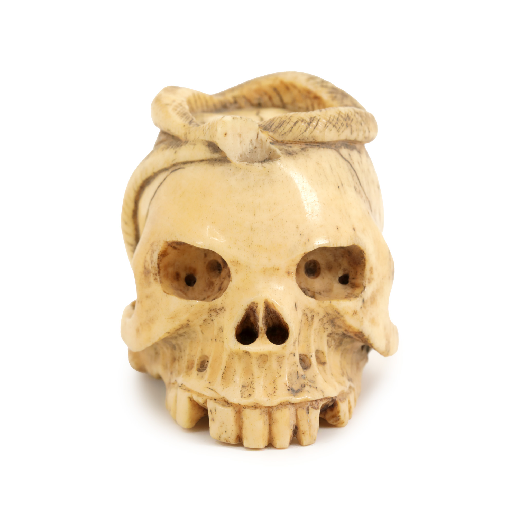 Netsuke din fildeș, ilustrând un craniu al tematicii Vanitas, perioada Meiji, Japonia, cca. 1890